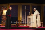 Walter Kreye (Papst Benedikt XVI), Walter Sittler (Kardinal Jorge Mario Bergoglio), "Die Zwei Päpste", Fotoprobe am 28.03.2022 im Renaissance Theater, Premiere am 02.04.2022