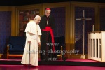 Walter Kreye (Papst Benedikt XVI), Walter Sittler (Kardinal Jorge Mario Bergoglio), "Die Zwei Päpste", Fotoprobe am 28.03.2022 im Renaissance Theater, Premiere am 02.04.2022