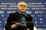 Dieter Kosslick mit Merchandisingprodukten, Programmpressekonferenz zur 64. Berlinale im Bundespresseamt, 28.01.2014 in  Berlin,