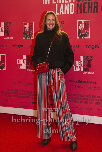 Katrin Wrobel, "IN EINEM LAND DAS ES NICHT MEHR GIBT", Photocall am Roten Teppich zur Berlin-Premiere in einem Kino, das es nicht mehr gibt, dem Colosseum, Berlin, 05.10.2022