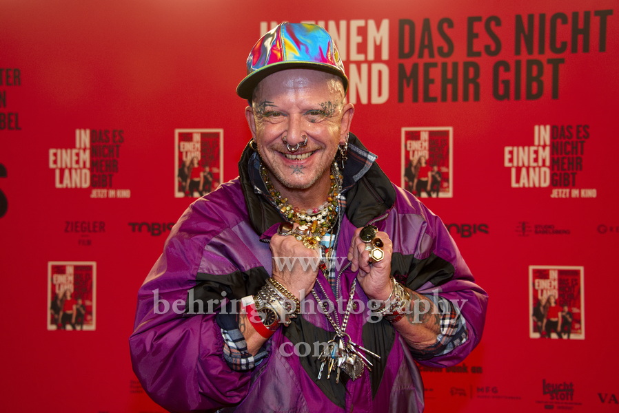 Stil-Ikone und Vorlage für die Rolle des Rudi, Frank Schäfer, "IN EINEM LAND DAS ES NICHT MEHR GIBT", Photocall am Roten Teppich zur Berlin-Premiere in einem Kino, das es nicht mehr gibt, dem Colosseum, Berlin, 05.10.2022