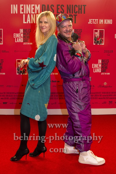 Das ehemalige DDR-Mannequin, Grit Seymour und die Stil-Ikone und Vorlage für die Rolle des Rudi, Frank Schäfer, "IN EINEM LAND DAS ES NICHT MEHR GIBT", Photocall am Roten Teppich zur Berlin-Premiere in einem Kino, das es nicht mehr gibt, dem Colosseum, Berlin, 05.10.2022