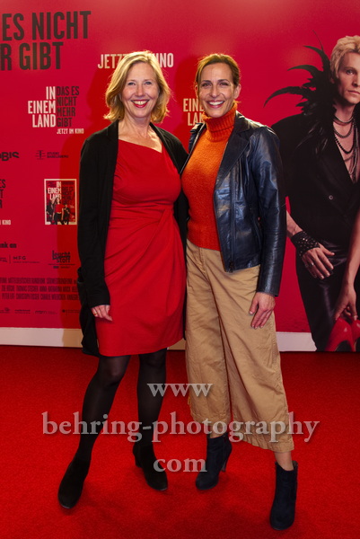 Schauspielerinnen Petra Zieser und Ulrike Frank, " IN EINEM LAND DAS ES NICHT MEHR GIBT", Photocall am Roten Teppich zur Berlin-Premiere in einem Kino, das es nicht mehr gibt, dem Colosseum, Berlin, 05.10.2022