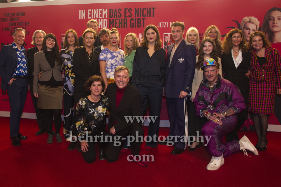 Film-Crew und Cast mit u.a. Claudia Michelsen, Peter Schneider, Jördis Triebel, Marlene Burow, David Schütter, Sira Topic, Aelrun Goette, Frank Schäfer, "IN EINEM LAND DAS ES NICHT MEHR GIBT", Photocall am Roten Teppich zur Berlin-Premiere in einem Kino, das es nicht mehr gibt, dem Colosseum, Berlin, 05.10.2022