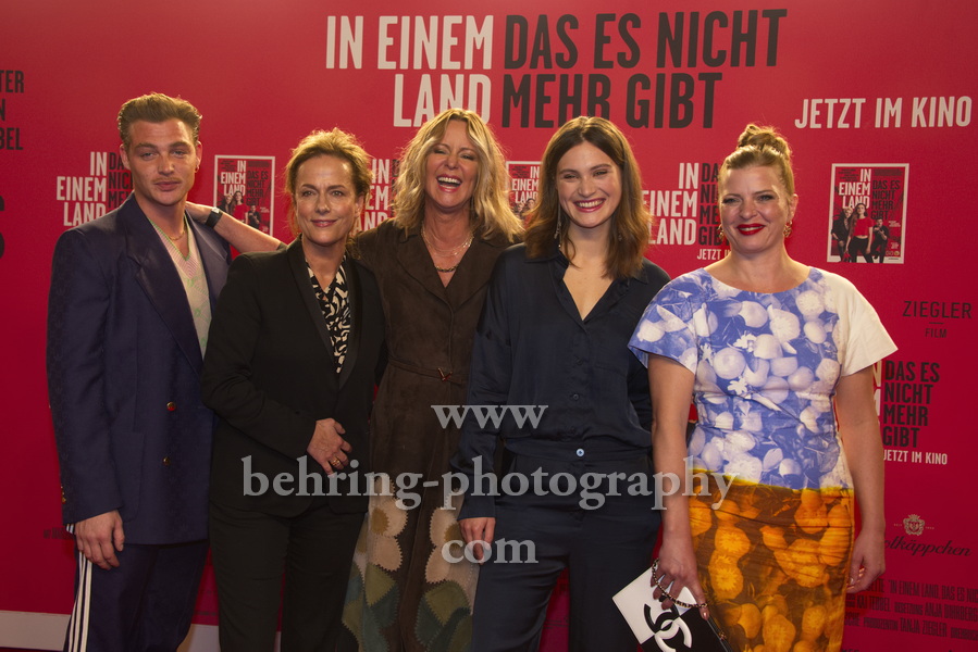 David Schütter, Claudia Michelsen, Aelrun Goette, Marlene Burow, Jördis Triebel,  "IN EINEM LAND DAS ES NICHT MEHR GIBT", Photocall am Roten Teppich zur Berlin-Premiere in einem Kino, das es nicht mehr gibt, dem Colosseum, Berlin, 05.10.2022