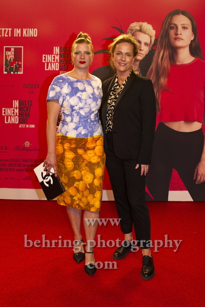 Jördis Triebel, Claudia Michelsen, "IN EINEM LAND DAS ES NICHT MEHR GIBT", Photocall am Roten Teppich zur Berlin-Premiere in einem Kino, das es nicht mehr gibt, dem Colosseum, Berlin, 05.10.2022