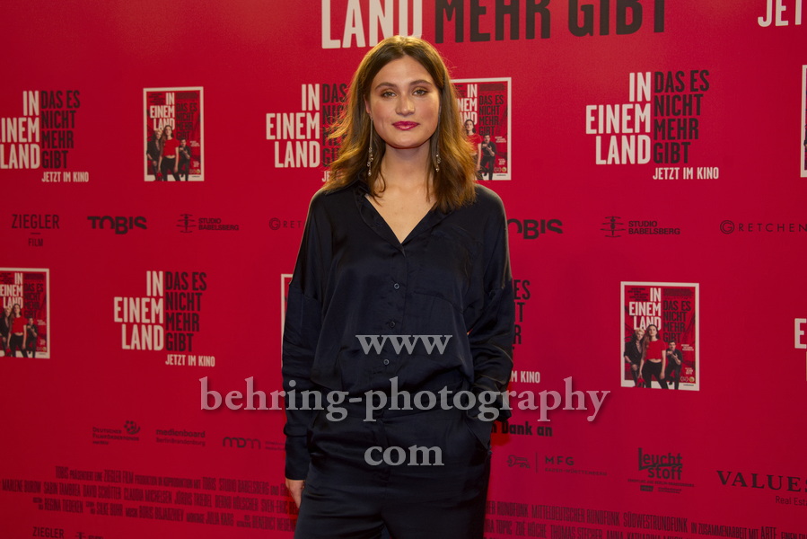 Marlene Burow, "IN EINEM LAND DAS ES NICHT MEHR GIBT", Photocall am Roten Teppich zur Berlin-Premiere in einem Kino, das es nicht mehr gibt, dem Colosseum, Berlin, 05.10.2022