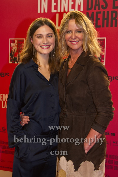 Marlene Burow,  Aelrun Goette, "IN EINEM LAND DAS ES NICHT MEHR GIBT", Photocall am Roten Teppich zur Berlin-Premiere in einem Kino, das es nicht mehr gibt, dem Colosseum, Berlin, 05.10.2022