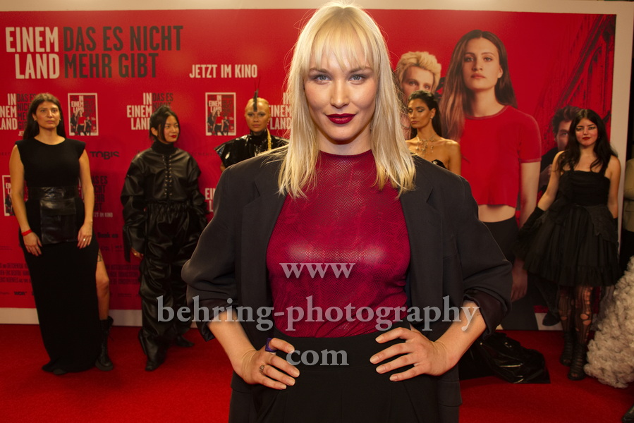 Sira Topic, "IN EINEM LAND DAS ES NICHT MEHR GIBT", Photocall am Roten Teppich zur Berlin-Premiere in einem Kino, das es nicht mehr gibt, dem Colosseum, Berlin, 05.10.2022