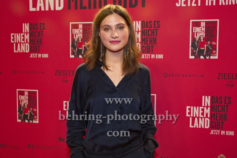 Marlene Burow, "IN EINEM LAND DAS ES NICHT MEHR GIBT", Photocall am Roten Teppich zur Berlin-Premiere in einem Kino, das es nicht mehr gibt, dem Colosseum, Berlin, 05.10.2022