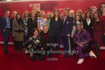 Film-Crew und Cast mit u.a. Claudia Michelsen, Peter Schneider, Jördis Triebel, Marlene Burow, David Schütter, Sira Topic, Aelrun Goette, Frank Schäfer, "IN EINEM LAND DAS ES NICHT MEHR GIBT", Photocall am Roten Teppich zur Berlin-Premiere in einem Kino, das es nicht mehr gibt, dem Colosseum, Berlin, 05.10.2022
