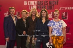 David Schütter, Claudia Michelsen, Aelrun Goette, Marlene Burow, Jördis Triebel,  "IN EINEM LAND DAS ES NICHT MEHR GIBT", Photocall am Roten Teppich zur Berlin-Premiere in einem Kino, das es nicht mehr gibt, dem Colosseum, Berlin, 05.10.2022