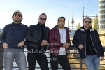 "Kid Colling Cartel" (Konzert am 21.10.2018 im HANGAR 49), David Franco (Bassist), Nicolas Goulay (Keyboarder, nur auf der Tour), Kid Colling (Saenger, Gitarrist), Florian Pons (Drummer), Photocall, An der Michaelkirchbruecke, Berlin, 21.10.2018 (Photo: Christian Behring)