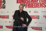 Leander Haussmann in Kundschafterpose, "KUNDSCHAFTER DES FRIEDENS 2", Photocall am Roten Teppich zur Publikumspremiere, Colosseum, Berlin, 15.01.2025