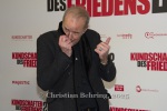 Leander Haussmann in Kundschafterpose, "KUNDSCHAFTER DES FRIEDENS 2", Photocall am Roten Teppich zur Publikumspremiere, Colosseum, Berlin, 15.01.2025