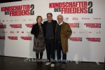 Henry Hübchen, Corinna Harfouch, Regisseur Robert Thalheim, "KUNDSCHAFTER DES FRIEDENS 2", Photocall am Roten Teppich zur Publikumspremiere, Colosseum, Berlin, 15.01.2025