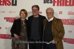 Henry Hübchen, Corinna Harfouch, Regisseur Robert Thalheim, "KUNDSCHAFTER DES FRIEDENS 2", Photocall am Roten Teppich zur Publikumspremiere, Colosseum, Berlin, 15.01.2025