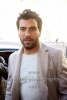 Elyas M'Barek ist der Schauspielstar Marvin Bosch, Peri Baumeister seine Managerin, die gerade im Hotel de Rome aus dem Auto steigen, , "LDS - Liebesdings 3000", Berlin, 02.03.2021