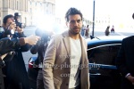 Elyas M'Barek ist der Schauspielstar Marvin Bosch, Peri Baumeister seine Managerin, die gerade im Hotel de Rome aus dem Auto steigen, , "LDS - Liebesdings 3000", Berlin, 02.03.2021