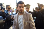 Elyas M'Barek ist der Schauspielstar Marvin Bosch, Peri Baumeister seine Managerin, die gerade im Hotel de Rome aus dem Auto steigen, , "LDS - Liebesdings 3000", Berlin, 02.03.2021