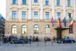 Elyas M'Barek ist der Schauspielstar Marvin Bosch, Peri Baumeister seine Managerin, die gerade im Hotel de Rome aus dem Auto steigen, , "LDS - Liebesdings 3000", Berlin, 02.03.2021