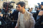 Elyas M'Barek ist der Schauspielstar Marvin Bosch, Peri Baumeister seine Managerin, die gerade im Hotel de Rome aus dem Auto steigen, , "LDS - Liebesdings 3000", Berlin, 02.03.2021