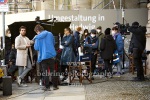 Elyas M'Barek ist der Schauspielstar Marvin Bosch, Peri Baumeister seine Managerin, die gerade im Hotel de Rome aus dem Auto steigen, , "LDS - Liebesdings 3000", Berlin, 02.03.2021