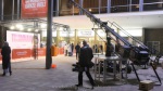 Szene: Weltpremiere des Films "Trammann" mit Marvin Bosch (Elyas M`Barek), der allerdings nicht auftaucht. Auf dem Roten Teppich produzieren sich allerdings einige andere Stars und Sternchen, darunter auch der in die Jahre gekommene Frauenheld Reiner Berg (Rick Kavanian), einige werden auch vom Moderator (Steven Gätjen) interviewt, "LDS - Liebesdings 3000", Berlin, 09.04.2021