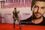 Szene: Weltpremiere des Films "Trammann" mit Marvin Bosch (Elyas M`Barek), der allerdings nicht auftaucht. Auf dem Roten Teppich produzieren sich allerdings einige andere Stars und Sternchen, darunter auch der in die Jahre gekommene Frauenheld Reiner Berg (Rick Kavanian), einige werden auch vom Moderator (Steven Gätjen) interviewt, "LDS - Liebesdings 3000", Berlin, 09.04.2021