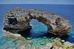 "Cala Santanyi", von Felsen gerahmte Bucht mit dem Felsen "Es Pontas" im Suedosten von Mallorca, 24.06.2016 (Photo: Christian Behring)