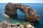 "Cala Santanyi", von Felsen gerahmte Bucht mit dem Felsen "Es Pontas" im Suedosten von Mallorca, 24.06.2016 (Photo: Christian Behring)