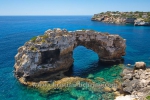 "Cala Santanyi", von Felsen gerahmte Bucht mit dem Felsen "Es Pontas" im Suedosten von Mallorca, 24.06.2016 (Photo: Christian Behring)