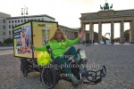 "Maren GILZER", Photocall, Die Schauspielerin und Startup-Gründerin Maren Gilzer (und ihr Mann Harry Kuhlmann) verteilt am Brandenburger Tor den von ihr mit Ernährungswissenschaftlern und Ayurveda-Experten entwickelten Immun-Booster an BerlinerInnen, die gern fit und vital bleiben möchten, Brandenburger Tor, Berlin, 20.11.2020,