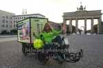 "Maren GILZER", Photocall, Die Schauspielerin und Startup-Gründerin Maren Gilzer (und ihr Mann Harry Kuhlmann) verteilt am Brandenburger Tor den von ihr mit Ernährungswissenschaftlern und Ayurveda-Experten entwickelten Immun-Booster an BerlinerInnen, die gern fit und vital bleiben möchten, Brandenburger Tor, Berlin, 20.11.2020,
