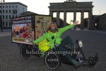 "Maren GILZER", Photocall, Die Schauspielerin und Startup-Gründerin Maren Gilzer (und ihr Mann Harry Kuhlmann) verteilt am Brandenburger Tor den von ihr mit Ernährungswissenschaftlern und Ayurveda-Experten entwickelten Immun-Booster an BerlinerInnen, die gern fit und vital bleiben möchten, Brandenburger Tor, Berlin, 20.11.2020,