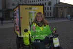 "Maren GILZER", Photocall, Die Schauspielerin und Startup-Gründerin Maren Gilzer (und ihr Mann Harry Kuhlmann) verteilt am Brandenburger Tor den von ihr mit Ernährungswissenschaftlern und Ayurveda-Experten entwickelten Immun-Booster an BerlinerInnen, die gern fit und vital bleiben möchten, Brandenburger Tor, Berlin, 20.11.2020,