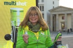 "Maren GILZER", Photocall, Die Schauspielerin und Startup-Gründerin Maren Gilzer (und ihr Mann Harry Kuhlmann) verteilt am Brandenburger Tor den von ihr mit Ernährungswissenschaftlern und Ayurveda-Experten entwickelten Immun-Booster an BerlinerInnen, die gern fit und vital bleiben möchten, Brandenburger Tor, Berlin, 20.11.2020,