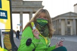 "Maren GILZER", Photocall, Die Schauspielerin und Startup-Gründerin Maren Gilzer (und ihr Mann Harry Kuhlmann) verteilt am Brandenburger Tor den von ihr mit Ernährungswissenschaftlern und Ayurveda-Experten entwickelten Immun-Booster an BerlinerInnen, die gern fit und vital bleiben möchten, Brandenburger Tor, Berlin, 20.11.2020,