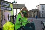"Maren GILZER", Photocall, Die Schauspielerin und Startup-Gründerin Maren Gilzer (und ihr Mann Harry Kuhlmann) verteilt am Brandenburger Tor den von ihr mit Ernährungswissenschaftlern und Ayurveda-Experten entwickelten Immun-Booster an BerlinerInnen, die gern fit und vital bleiben möchten, Brandenburger Tor, Berlin, 20.11.2020,