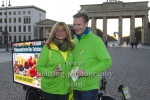 "Maren GILZER", Photocall, Die Schauspielerin und Startup-Gründerin Maren Gilzer (und ihr Mann Harry Kuhlmann) verteilt am Brandenburger Tor den von ihr mit Ernährungswissenschaftlern und Ayurveda-Experten entwickelten Immun-Booster an BerlinerInnen, die gern fit und vital bleiben möchten, Brandenburger Tor, Berlin, 20.11.2020,