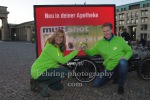 "Maren GILZER", Photocall, Die Schauspielerin und Startup-Gründerin Maren Gilzer (und ihr Mann Harry Kuhlmann) verteilt am Brandenburger Tor den von ihr mit Ernährungswissenschaftlern und Ayurveda-Experten entwickelten Immun-Booster an BerlinerInnen, die gern fit und vital bleiben möchten, Brandenburger Tor, Berlin, 20.11.2020,