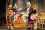 Max von Pufendorf, Anna Thalbach, Alexander Simon, Annika Kuhl, "MARIE-ANTOINETTE oder Kuchen für alle!", Fotoprobe am 27.10.22 in der Komödie am Kurfürstendamm im Schiller Theater, Premiere am 31.10.2022