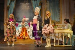 Max von Pufendorf , Anna Thalbach, Alexander Simon, Annika Kuhl und Philipp Haagen, "MARIE-ANTOINETTE oder Kuchen für alle!", Fotoprobe am 27.10.22 in der Komödie am Kurfürstendamm im Schiller Theater, Premiere am 31.10.2022