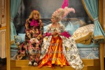 Anna Thalbach, Max von Pufendorf, "MARIE-ANTOINETTE oder Kuchen für alle!", Fotoprobe am 27.10.22 in der Komödie am Kurfürstendamm im Schiller Theater, Premiere am 31.10.2022