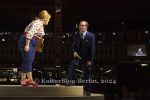Gisa Flake (Gisela Claus),  Nico Holonics (Fred Funke), "MESSESCHLAGER GISELA", Komische Oper im Zelt am Roten Rathaus, Berlin, Premiere: 08.06.2024