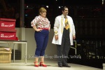 Gisa Flake (Gisela Claus), Theo Rüster (Inge), T"MESSESCHLAGER GISELA", Komische Oper im Zelt am Roten Rathaus, Berlin, Premiere: 08.06.2024