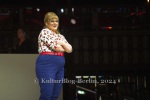 Gisa Flake (Gisela Claus), "MESSESCHLAGER GISELA", Komische Oper im Zelt am Roten Rathaus, Berlin, Premiere: 08.06.2024