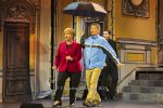 Christoph Marti (Angela Merkel, Tobias Bonn (Joachim Sauer),Matthias Britschgi (Personenschützer), Winnie Böwe (Alexa / Angela Kessler), Max Gretsch (Philipp / Kommissar / Investor), Lilian Naef (Katharina / Pahologin), Adusat Semenitschi, Ida Dobrenz, "MISS MERKEL - Mord in der Uckermark", Fotoprobe in der Komödie am Kurfürstendamm im Ernst-Reuter-Saal, Berlin, Premiere am 21.09.2025