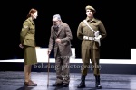 Matthias Freihof (Freud), Karina Krawczyk, Max Ortner, "MÜNCHHAUSEN - ODER FREUDS LETZTE REISE", Komödie am Kurfürstendamm im Schiller Theater, Premiere am 25.09.2022