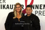 Kerstin Ott mit Frau, "Deutscher Musikautorenpreis 2024", Roter Teppich zur Preisverleihung, Ritz Carlton, Berlin, 08.02.2024